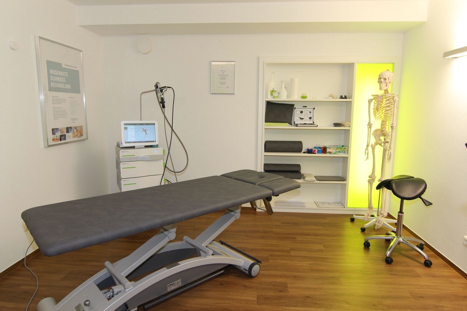 Behandlungsraum mit Therapieliege im Therapiezentrum Dentl