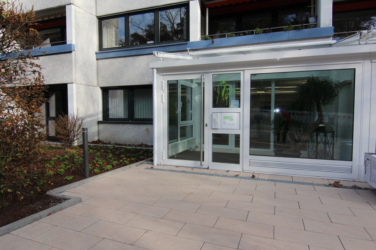 Eingang des Therapie- & Gesundheitszentrums Dentl im Altkönig-Stift in Kronberg