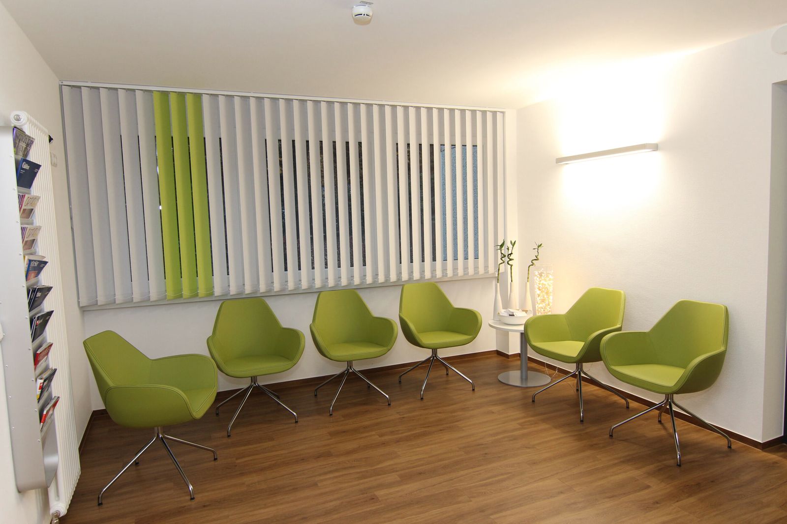 Wartebereich mit grünen Sesseln im Therapiezentrum Dentl